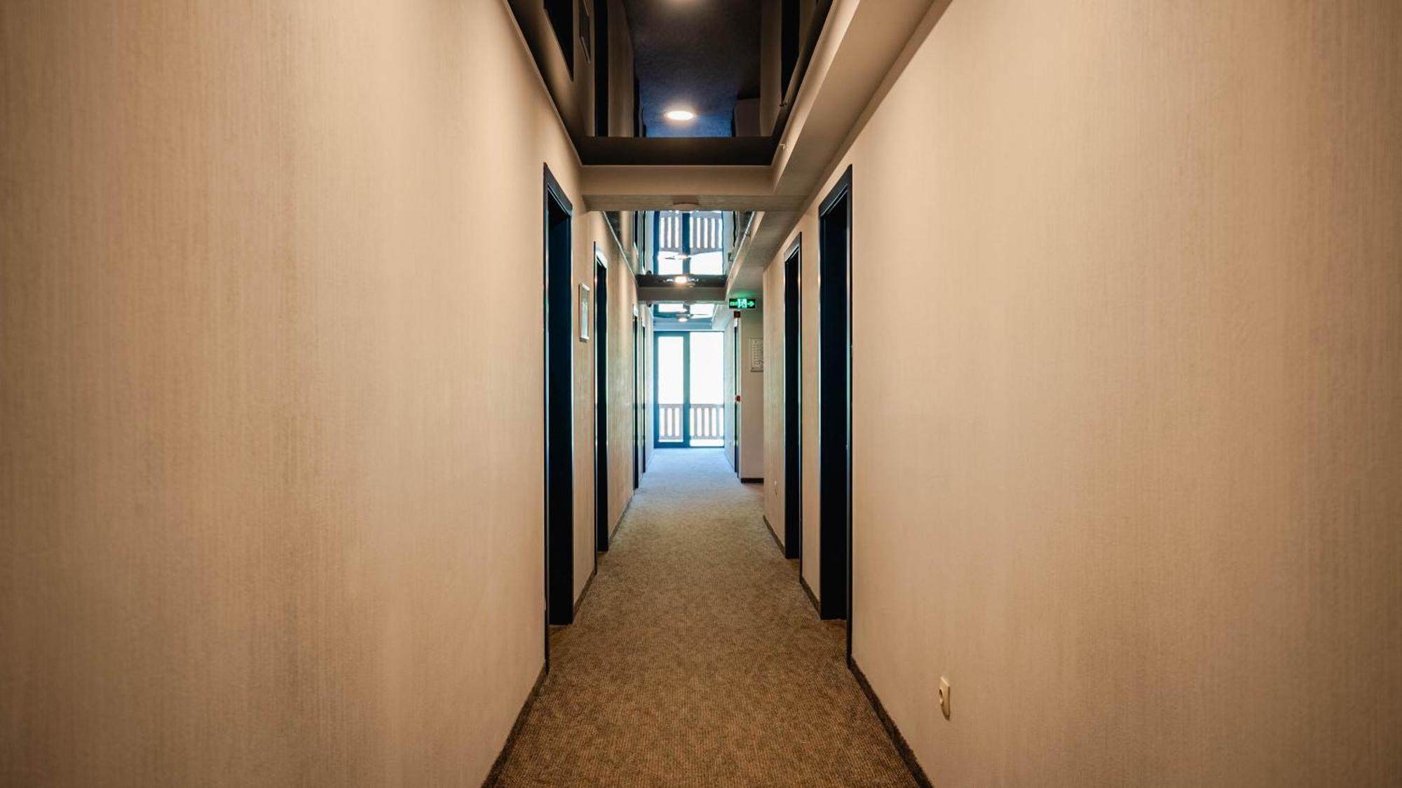 Gudauri Inn Luaran gambar A typical corridor