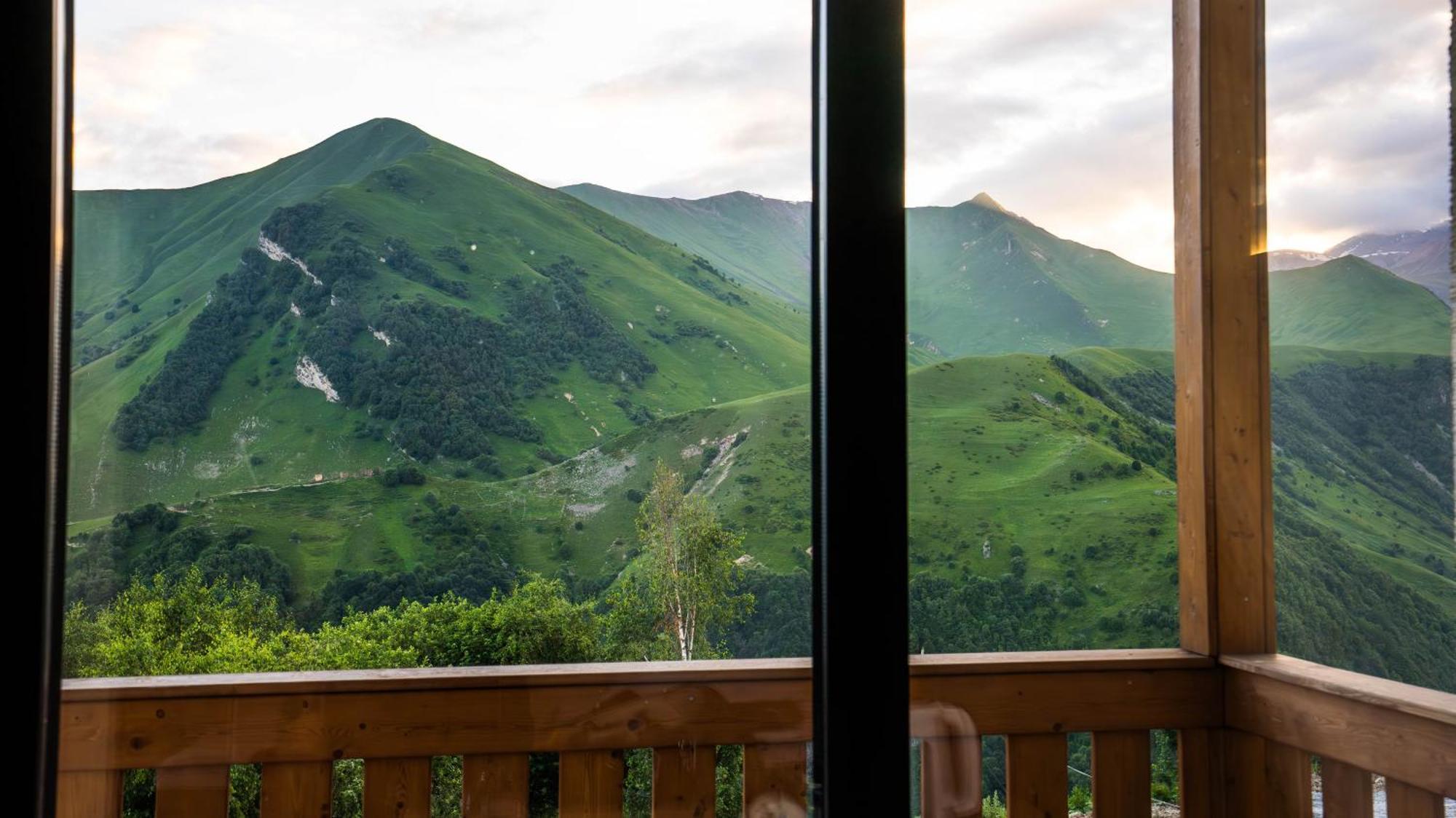 Gudauri Inn Luaran gambar View of the range from the resort town of Rosa Khutor