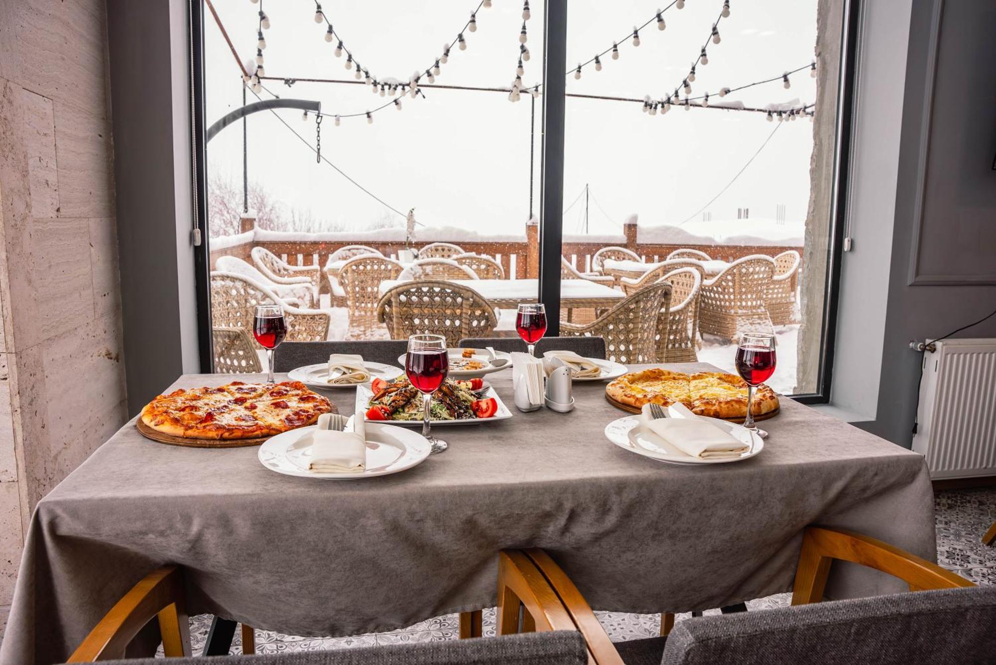 Gudauri Inn Luaran gambar A table set for a meal
