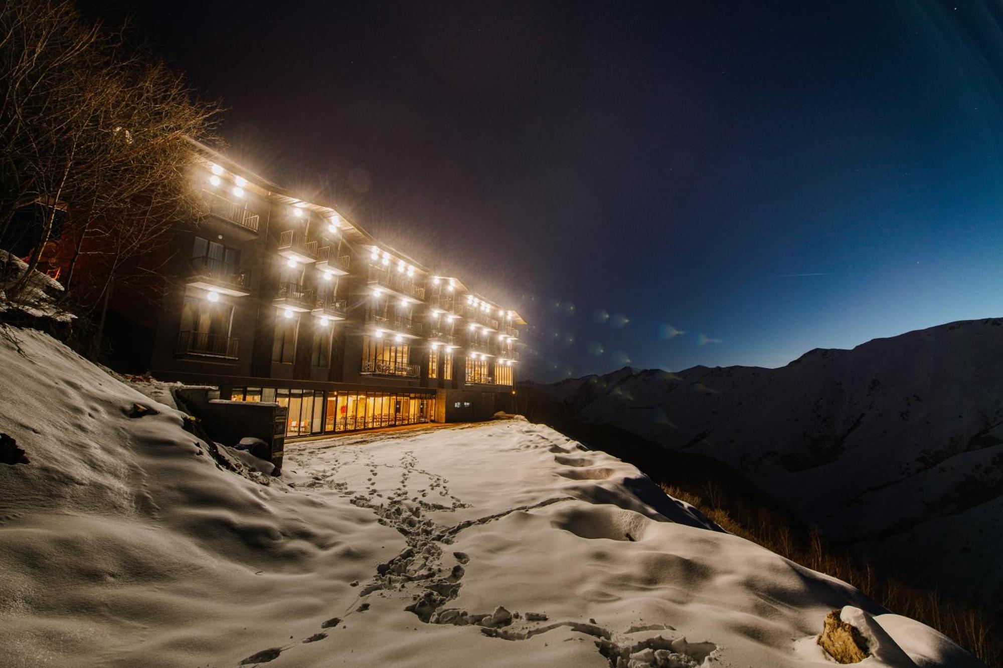 Gudauri Inn Luaran gambar The hotel at night