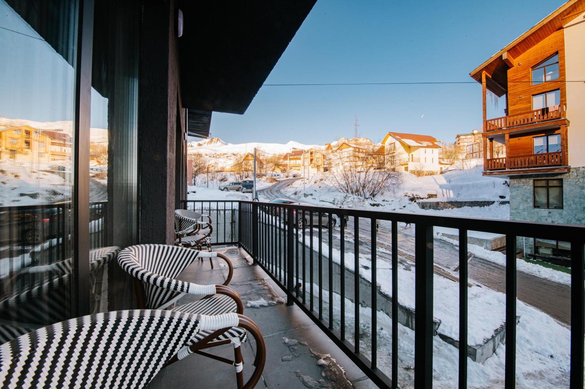 Gudauri Inn Bilik gambar A balcony in the winter