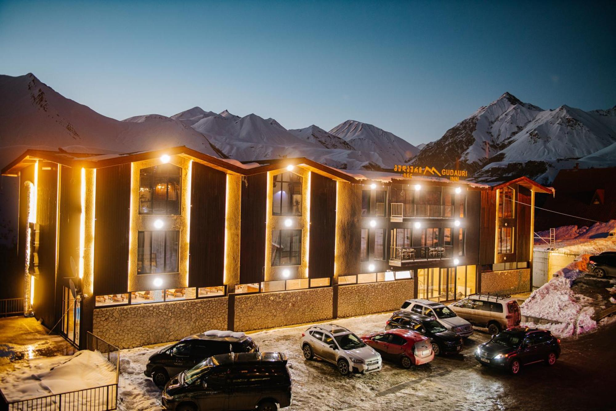 Gudauri Inn Luaran gambar The hotel at night