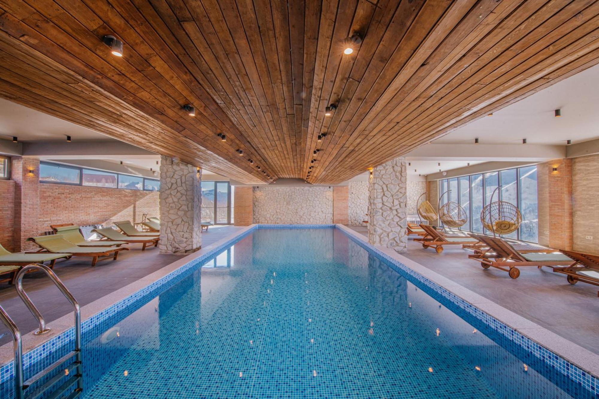 Gudauri Inn Luaran gambar The swimming pool at the hotel